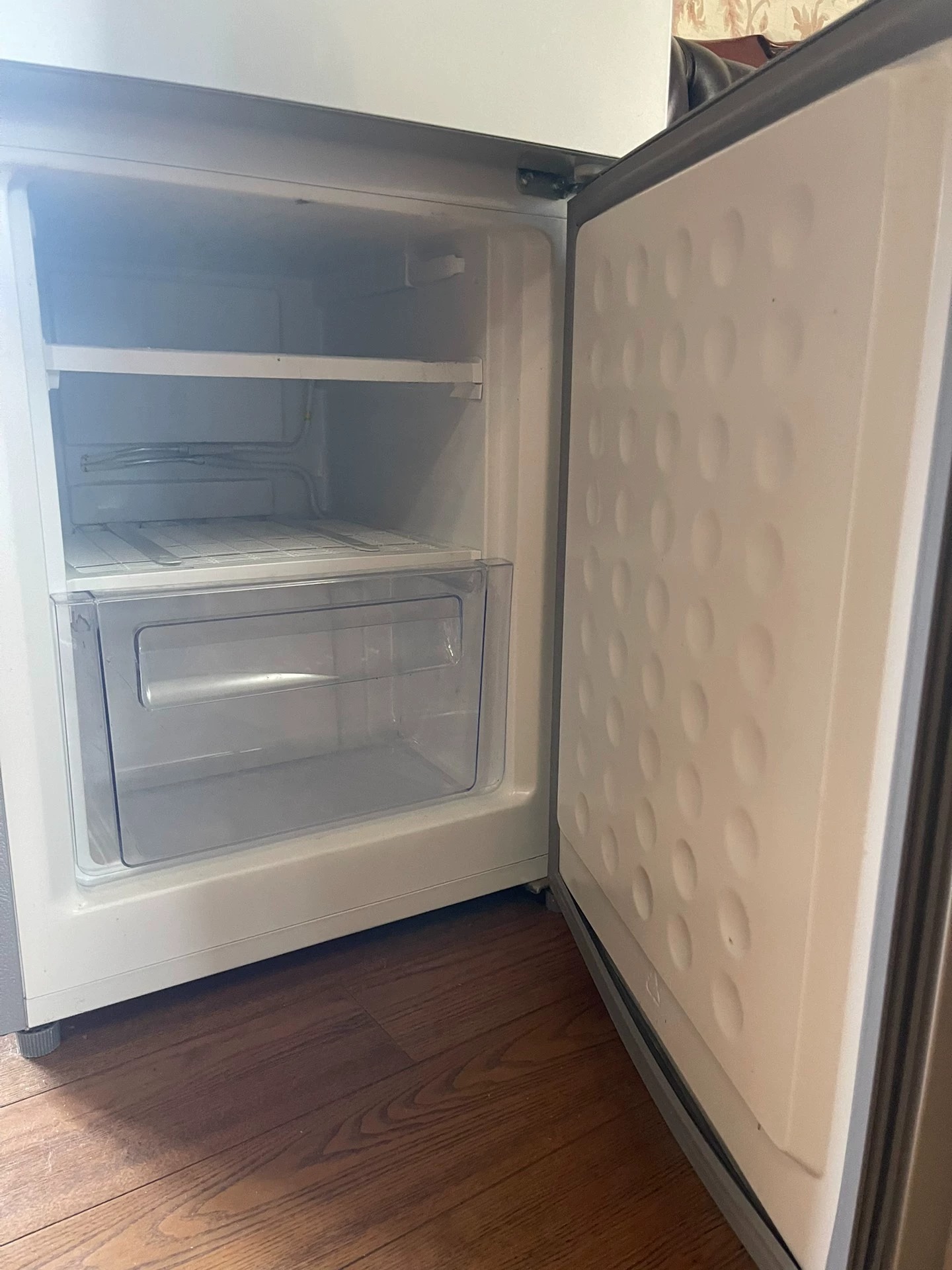 tcl200l3-c三开门冰箱 家里还有一个双开门,主要用那个,这个一直用不太到,出了藤地方,都是好的没有任何问题没有维修过也没有磕碰,内里干净无异味!个人闲置 tcl200l3-c三开门冰箱 家里还有一个双开门,主要用那个,这个一直用不太到,出了藤地方,都是好的没有任何问题没有维修过也没有磕碰,内里干净无异味!个人闲置